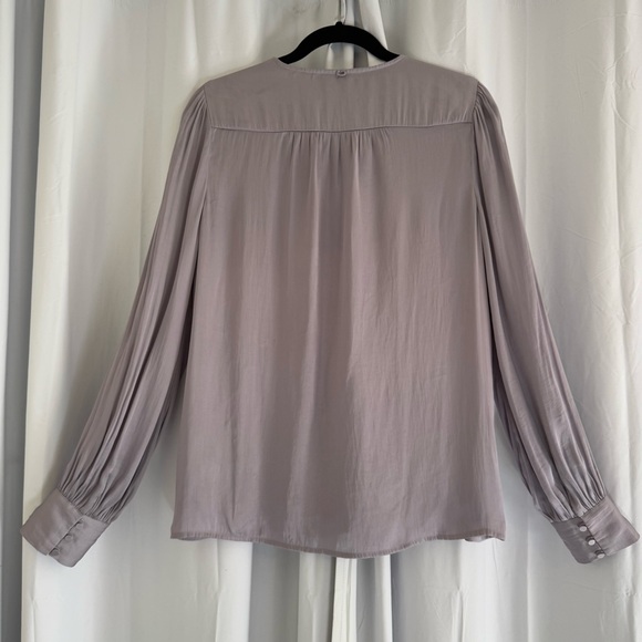 PAIGE Silky Lilac-Gray V-Neck Blouse with Covered Button Cuffs Women’s M - Picture 3 of 10